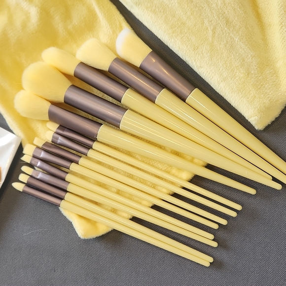 Makeup brushes! Yellow! - Picture 5 of 9